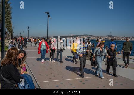 La gente cammina al porto di Galatport e guarda il Bosforo il 9 aprile 2022, a Istanbul, in Turchia. Situato nel quartiere Karakoy di Istanbul, il Galatport è stato progettato come un moderno porto per le grandi navi da crociera. Gli edifici storici restaurati fungono ora da ristoranti, negozi di abbigliamento e musei. (Foto di Erhan Demirtas/NurPhoto) Foto Stock