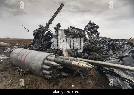 Frammenti di un elicottero militare russo mi-8 vicino a Makariv, area di Kyiv, Ucraina, sabato 9 aprile, 2022 (foto di Maxym Marusenko/NurPhoto) Foto Stock