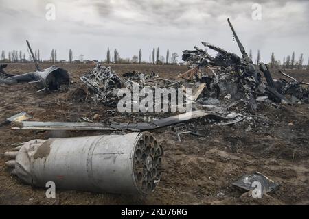 Frammenti di un elicottero militare russo mi-8 vicino a Makariv, area di Kyiv, Ucraina, sabato 9 aprile, 2022 (foto di Maxym Marusenko/NurPhoto) Foto Stock