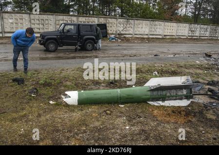 L'uomo ispezionò frammenti di un razzo russo vicino a Makariv, area di Kyiv, Ucraina, Sabato, Aprile 9, 2022 (foto di Maxym Marusenko/NurPhoto) Foto Stock