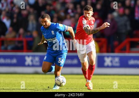 Tobias Figueiredo di Nottingham Forest combatte con Troy Deeney di Birmingham City durante la partita del campionato Sky Bet tra Nottingham Forest e Birmingham City al City Ground di Nottingham sabato 9th aprile 2022. (Foto di Jon Hobley/MI News/NurPhoto) Foto Stock