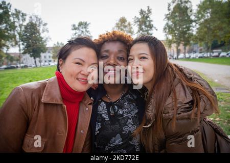 Gruppo di felici e sorridenti multirazziali che si divertono al parco cittadino. Concetto di amicizia. Foto Stock