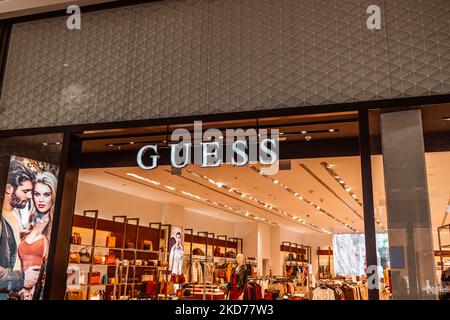 Danzica, Polonia, Europa - Ottobre 31 2022: Negozio Guess a Danzica, Polonia, Europa. Guess è una linea americana di abbigliamento marca mercati di altro modo Foto Stock