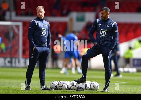 Alan Tate, assistente della Foresta di Nottingham primo allenatore di squadra e Steven Reid, assistente allenatore della Foresta di Nottingham durante la partita del Campionato Sky Bet tra la Foresta di Nottingham e la città di Birmingham presso il City Ground, Nottingham, sabato 9th aprile 2022. (Foto di Jon Hobley/MI News/NurPhoto) Foto Stock