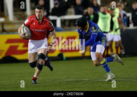 Adam Radwan di Newcastle Falcons prende su Simone Gesi di Zebre Parma durante la partita di campionato TRA Newcastle Thunder e Widnes Vikings a Kingston Park, Newcastle lunedì 4th aprile 2022. (Foto di Chris Lishman/MI News/NurPhoto) Foto Stock