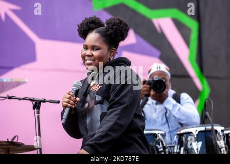 10 anni rapper Fly Zyah si esibisce durante una festa di blocco che celebra la conferma di Ketanji Brown Jackson alla Corte Suprema. Justice Jackson sarà la prima donna nera e difensore pubblico a sedere in tribunale. Il Senato ha votato 53-47 per confermarla il 7 aprile 2022. (Foto di Allison Bailey/NurPhoto) Foto Stock