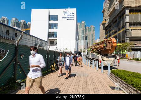 Gli elettori francesi si dirigono alla Lycee Francais a Tseung Kwan o, sede del voto per il primo turno delle elezioni presidenziali francesi, a Hong Kong, Cina, il 10 aprile 2022. (Foto di Marc Fernandes/NurPhoto) Foto Stock