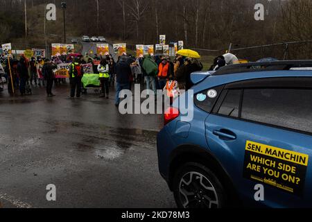 Gli attivisti del clima si riuniscono per bloccare l'ingresso alla centrale elettrica di Grant Town nella Virginia occidentale il 9 aprile 2022 (Foto di Bryan Olin Dozier/NurPhoto) Foto Stock