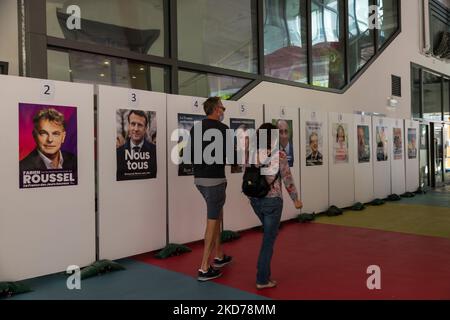 Gli elettori passano davanti ai manifesti dei principali candidati alla presidenza francese in occasione delle elezioni presso il Liceo Francais di Tseung Kwan o, a Hong Kong, Cina, il 10 aprile 2022. (Foto di Marc Fernandes/NurPhoto) Foto Stock