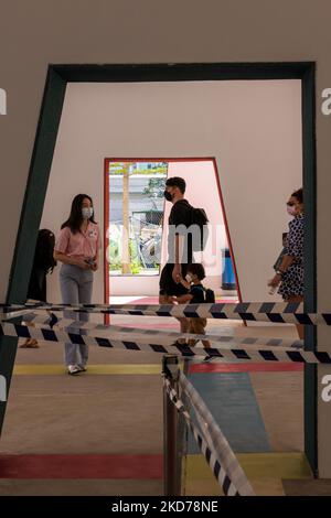 Un funzionario del Consolato francese accoglie gli elettori francesi che sono venuti a votare al primo turno delle elezioni presidenziali francesi al Liceo Francais di Hong Kong nel campus di Tseung Kwan o, a Hong Kong, Cina, il 10 aprile 2022. (Foto di Marc Fernandes/NurPhoto) Foto Stock