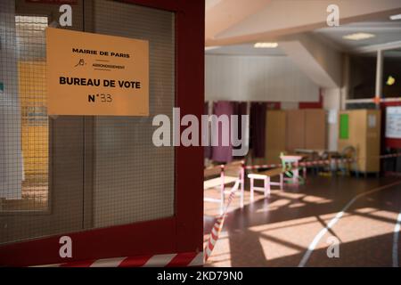 Il segno che indica il seggio n. 34 nel 19th° arrondissement all'apertura del primo turno delle elezioni presidenziali, a Parigi, il 10 aprile 2022. (Foto di Andrea Savorani Neri/NurPhoto) Foto Stock