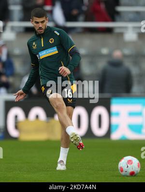 Wolverhampton Wanderers' Conor Coady durante la partita della Premier League tra Newcastle United e Wolverhampton Wanderers al St. James's Park, Newcastle, venerdì 8th aprile 2022. (Foto di Mark Fletcher/MI News/NurPhoto) Foto Stock