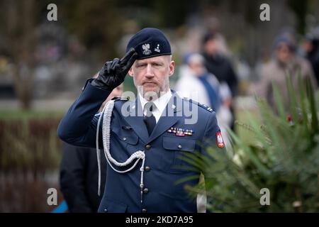 Pawel Olszewski durante le cerimonie che commemorano il 12th° anniversario dello schianto aereo presidenziale nei pressi di Smolensk, al cimitero militare Powazki di Varsavia, Polonia, il 10 aprile 2022. (Foto di Mateusz Wlodarczyk/NurPhoto) Foto Stock