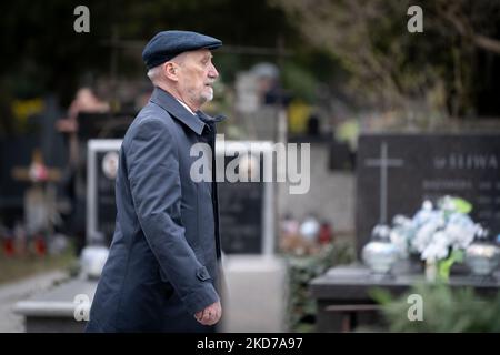 Antoni Macierewicz durante le cerimonie che commemorano il 12th° anniversario dello schianto aereo presidenziale nei pressi di Smolensk, al cimitero militare Powazki di Varsavia, Polonia, il 10 aprile 2022. (Foto di Mateusz Wlodarczyk/NurPhoto) Foto Stock