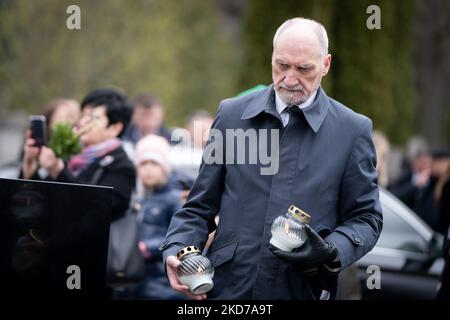 Antoni Macierewicz durante le cerimonie che commemorano il 12th° anniversario dello schianto aereo presidenziale nei pressi di Smolensk, al cimitero militare Powazki di Varsavia, Polonia, il 10 aprile 2022. (Foto di Mateusz Wlodarczyk/NurPhoto) Foto Stock