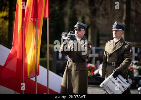 Cerimonie che commemorano il 12th° anniversario dello scontro aereo presidenziale nei pressi di Smolensk, al cimitero militare di Powazki a Varsavia, Polonia, il 10 aprile 2022. (Foto di Mateusz Wlodarczyk/NurPhoto) Foto Stock