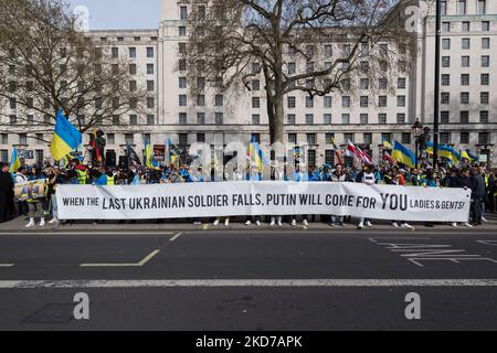 LONDRA, REGNO UNITO - 10 APRILE 2022: Il popolo ucraino e i suoi sostenitori dimostrano fuori Downing Street contro la guerra e l'uccisione di civili il 46th° giorno dell'invasione militare russa in Ucraina il 10 aprile 2022 a Londra, Inghilterra. I dimostranti chiedono alla comunità internazionale di sostenere l'Ucraina fornendo armi e applicando un embargo sul petrolio e sul gas russi. (Foto di Wiktor Szymanowicz/NurPhoto) Foto Stock