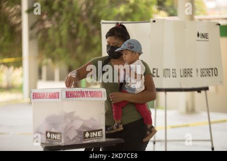 Un elettore lancia un voto in una sede elettorale durante le elezioni presidenziali messicane del 2022 a Huamuxtitlan, Guerrero, Messico, 10 aprile 2022. Il presidente Andres Manuel Lopez Obrador sta dicendo agli elettori di andare ai sondaggi e decidere se dimettersi invece di servire fino al 2024, quando il suo unico semestre terminerà (Foto di Cristian Leyva/NurPhoto) Foto Stock