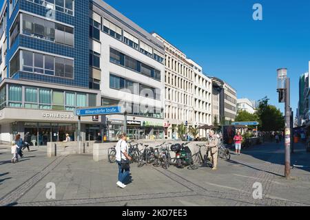 Scena di strada nella zona pedonale più antica di Berlino, Wilmersdorfer Strasse, una delle strade commerciali più popolari della città Foto Stock