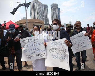 La cantante veterana dello Sri Lanka Nanda Malani (saree bianche) partecipa a una protesta chiedendo al presidente Gotabaya Rajapaksa e al suo governo di dimettersi presso la segreteria presidenziale a Colombo, Sri Lanka, il 12 aprile 2022. (Foto di Pradeep Dambarage/NurPhoto) Foto Stock