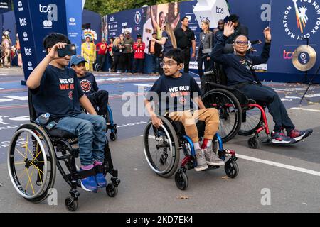 New York, New York, Stati Uniti. 4th Nov 2022. Giovani paralympians partecipano alla Parata delle nazioni che si tiene alla cerimonia di apertura per la 2022 TCS New York City Marathon in Central Park (Credit Image: © Lev Radin/Pacific Press via ZUMA Press Wire) Foto Stock