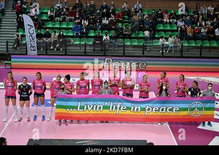 Squadra Novara in occasione del Volley Serie Italiana A1 partita femminile Gioca - Bosca S. Bernardo Cuneo vs Igor Gorgonzola Novara il 12 aprile 2022 al Palazzo dello Sport di Cuneo (Foto di Danilo Vigo/LiveMedia/NurPhoto) Foto Stock