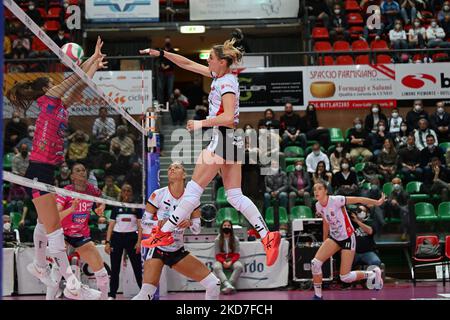 Cristina Chirichella (Igor Gorgonzola Novara)&#XA; - Nika Daalderop (Igor Gorgonzola Novara) - Signorile Noemi (Bosca Cuneo)&#XA;&#XA; - Squarcini Federica (Bosca Cuneo) durante il Volley Serie Italiana A1 Femminile Gioca - Bosca S. Bernardo Cuneo vs Igor Gorgonzola Novara il 12 aprile 2022 al Palazzo dello Sport di Cuneo (Foto di Danilo Vigo/LiveMedia/NurPhoto) Foto Stock