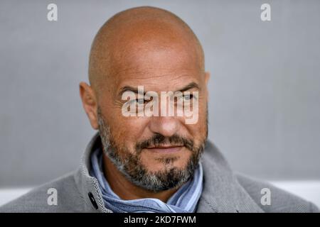 L'allenatore rumeno Cristian Dulca in azione durante la partita di qualificazione del gruppo G della Coppa del mondo femminile FIFA 2023 tra Romania e Svizzera allo Stadionul National de Rugby Arcul de Triumf il 08 aprile 2022 a Bucarest, Romania. (Foto di Alex Nicodim/NurPhoto) Foto Stock