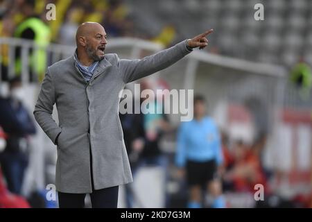 L'allenatore rumeno Cristian Dulca in azione durante la partita di qualificazione del gruppo G della Coppa del mondo femminile FIFA 2023 tra Romania e Svizzera allo Stadionul National de Rugby Arcul de Triumf il 08 aprile 2022 a Bucarest, Romania. (Foto di Alex Nicodim/NurPhoto) Foto Stock