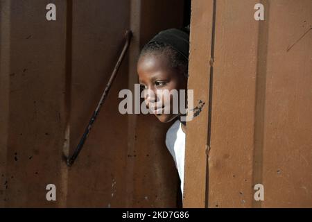 I bambini palestinesi giocano accanto alla loro casa a Gaza City, Palestina, il 12 aprile 2022. (Foto di Majdi Fathi/NurPhoto) Foto Stock