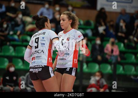 Beatrice Agrifoglio di Bosca San Bernardo Cuneo e Gaia Giovannini di Bosca San Bernardo Cuneo festeggiano durante la partita di pallavolo Playoff Serie A1 Donne tra Bosca S.Bernardo Cuneo e Igor Gorgonzola Novara il 12 2022 aprile presso la pala Ubi Banca di Cuneo (Foto di Alberto Gandolfo/NurFoto) Foto Stock