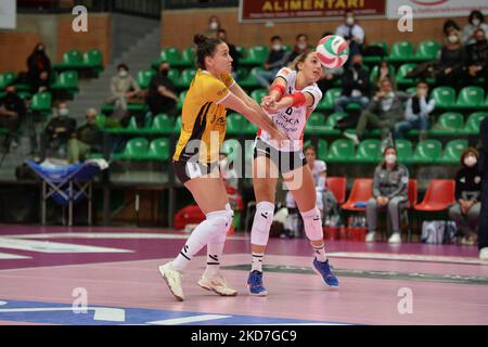Ilaria Spirito di Bosca San Bernardo Cuneo e Gaia Giovannini di Bosca San Bernardo Cuneo durante la Playoff Volleyball Serie A1 incontro femminile tra Bosca S.Bernardo Cuneo e Igor Gorgonzola Novara il 12 2022 aprile presso la pala Ubi Banca di Cuneo (Foto di Alberto Gandolfo/NurFoto) Foto Stock