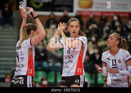 Federica Squarcini di Bosca San Bernardo Cuneo festeggia la festa di Lucille Gicquel di Bosca San Bernardo Cuneo durante il Playoff Volleyball Serie A1 Women match tra Bosca S.Bernardo Cuneo e Igor Gorgonzola Novara il 12 2022 aprile presso la pala Ubi Banca di Cuneo (Foto di Alberto Gandolfo/NurPhoto) Foto Stock