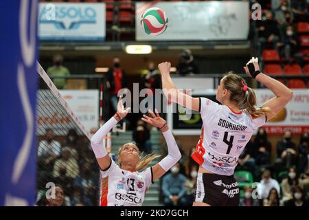 Noemi Signorile di Bosca San Bernardo Cuneo e Federica Squarcini di Bosca San Bernardo Cuneo durante il Playoff Volleyball Serie A1 incontro femminile tra Bosca S.Bernardo Cuneo e Igor Gorgonzola Novara il 12 2022 aprile presso la pala Ubi Banca di Cuneo (Foto di Alberto Gandolfo/NurFoto) Foto Stock