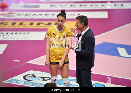 Andrea Pistola allenatore capo di Bosca San Bernardo Cuneo parla di Ilaria Spirito di Bosca San Bernardo Cuneo durante il Playoff Volleyball Serie A1 incontro femminile tra Bosca S.Bernardo Cuneo e Igor Gorgonzola Novara il 12 2022 aprile presso la pala Ubi Banca di Cuneo (Foto di Alberto Gandolfo/NurFoto) Foto Stock