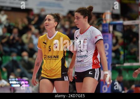 Ilaria Spirito di Bosca San Bernardo Cuneo e Alice Degradi di Bosca San Bernardo Cuneo durante la Playoff Volleyball Serie A1 incontro femminile tra Bosca S.Bernardo Cuneo e Igor Gorgonzola Novara il 12 2022 aprile presso la pala Ubi Banca di Cuneo (Foto di Alberto Gandolfo/NurPhoto) Foto Stock