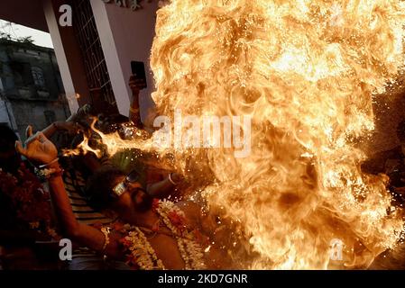 I devoti indù eseguono rituali tradizionali durante il festival Gajan a Kolkata, India, 13 aprile 2022. Gajan festival è un festival popolare indù in onore di Dio Shiva. (Foto di Indranil Aditya/NurPhoto) Foto Stock