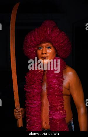 Un devoto indù si presenta per un ritratto durante il festival di Lal Kach a Munshiganj, Bangladesh, 13 aprile 2022. (Foto di Mushfiqul Alam/NurPhoto) Foto Stock