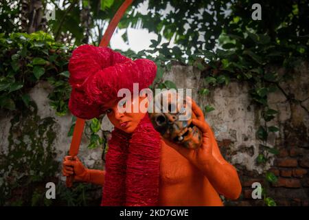 Un devoto indù si presenta per un ritratto durante il festival di Lal Kach a Munshiganj, Bangladesh, 13 aprile 2022. (Foto di Mushfiqul Alam/NurPhoto) Foto Stock