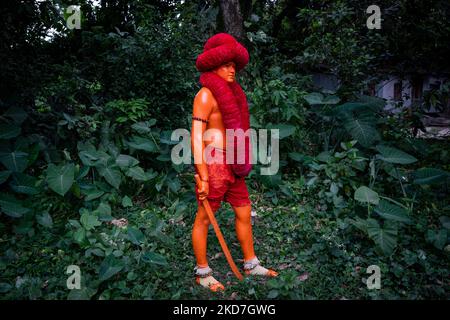 Un devoto indù si presenta per un ritratto durante il festival di Lal Kach a Munshiganj, Bangladesh, 13 aprile 2022. (Foto di Mushfiqul Alam/NurPhoto) Foto Stock