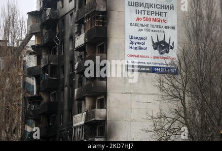 Un edificio bruciato da conchiglie russe, nel mezzo dell'invasione russa dell'Ucraina, a Borodyanka, nella regione di Kyiv, Ucraina, aprile 13, 2022. (Foto di Sergii Kharchenko/NurPhoto) Foto Stock