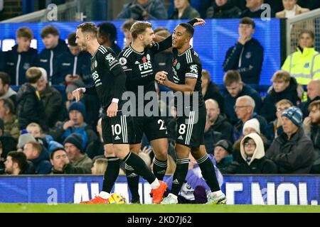 Everton, Regno Unito. 05th Nov 2022. Youri Tielemans di Leicester City (8) festeggia con il suo compagno di squadra James Maddison dopo aver segnato il gol della sua squadra 1st. Incontro Premier League, Everton contro Leicester City al Goodison Park di Liverpool sabato 5th novembre 2022. Questa immagine può essere utilizzata solo per scopi editoriali. Solo per uso editoriale, licenza richiesta per uso commerciale. Nessun utilizzo nelle scommesse, nei giochi o nelle pubblicazioni di un singolo club/campionato/giocatore. pic di Chris Stading/Andrew Orchard SPORTS photography/Alamy Live news Credit: Andrew Orchard SPORTS photography/Alamy Live News Foto Stock