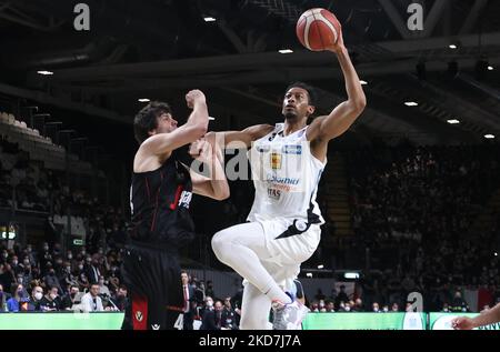 Jonathan Williams (Dolomiti energia Trento) durante la serie A1 del campionato italiano di basket LBA Segafredo Virtus Bologna Vs. Dolomiti energia Trento all'Arena Segafredo - Bologna, 13 aprile 2022 (Foto di Michele Nucci/LiveMedia/NurPhoto) Foto Stock