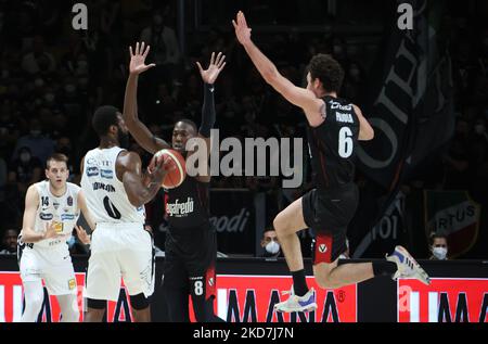 Dominique Jhonson (Dolomiti energia Trento) durante la serie A1 del campionato italiano di basket LBA, Segafredo Virtus Bologna Vs. Dolomiti energia Trento all'Arena Segafredo - Bologna, 13 aprile 2022 (Foto di Michele Nucci/LiveMedia/NurPhoto) Foto Stock