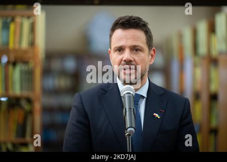 Sindaco di Varsavia Rafal Trzaskowski durante una conferenza stampa al Palazzo dei giovani, dove Varsavia ha lanciato un impianto di apprendimento remoto per i giovani ucraini, a Varsavia, Polonia il 13 aprile 2022 (Foto di Mateusz Wlodarczyk/NurPhoto) Foto Stock