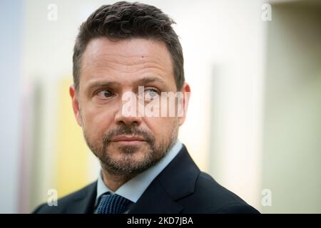 Sindaco di Varsavia Rafal Trzaskowski durante una conferenza stampa al Palazzo dei giovani, dove Varsavia ha lanciato un impianto di apprendimento remoto per i giovani ucraini, a Varsavia, Polonia il 13 aprile 2022 (Foto di Mateusz Wlodarczyk/NurPhoto) Foto Stock