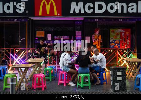 Le persone si gustano un drink in un bar lungo, durante le celebrazioni Songkran nella zona turistica Khaosan Road a Bangkok, Thailandia, 14 aprile 2022. Quest'anno, tuttavia, gli eventi sono stati annullati dopo che il governo tailandese ha vietato la tradizionale celebrazione degli spruzzi d'acqua in pubblico come precauzione contro la rapida diffusione in corso della variante di Omicron. (Foto di Anusak Laowilas/NurPhoto) Foto Stock