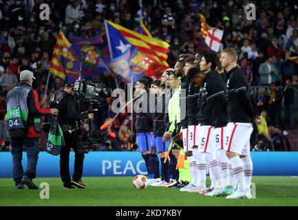 Entrambe le squadre durante la partita tra il FC Barcelona e l'Eintracht Frankfurt, corrispondente alla prima tappa della finale di quarti della UEFA Europa League, si sono giocate allo stadio Camp Nou, a Barcellona, il 14th aprile 2022. -- (Foto di Urbanandsport/NurPhoto) Foto Stock