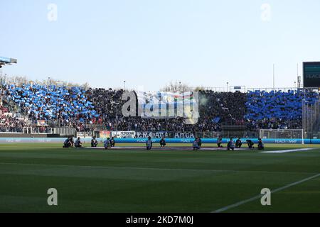 Tifosi Atalanta BC durante la partita di calcio Europa League Atalanta BC vs RB Lipsia il 14 aprile 2022 allo stadio Gewiss di Bergamo (Foto di Francesco Scaccianoce/LiveMedia/NurPhoto) Foto Stock