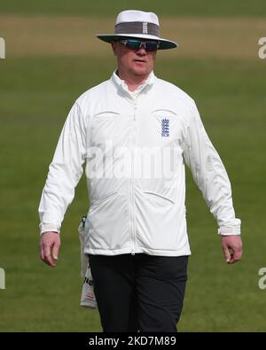 Umpire, ben Debenham durante la partita LV= County Championship tra Durham County Cricket Club e Leicestershire County Cricket Club a Emirates Riverside, Chester le Street giovedì 14th aprile 2022. (Foto di Mark Fletcher/MI News/NurPhoto) Foto Stock